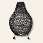 Kalimantan Carbón | Escultura de Luz para la Pausa en Ratán Natural · 39 cm