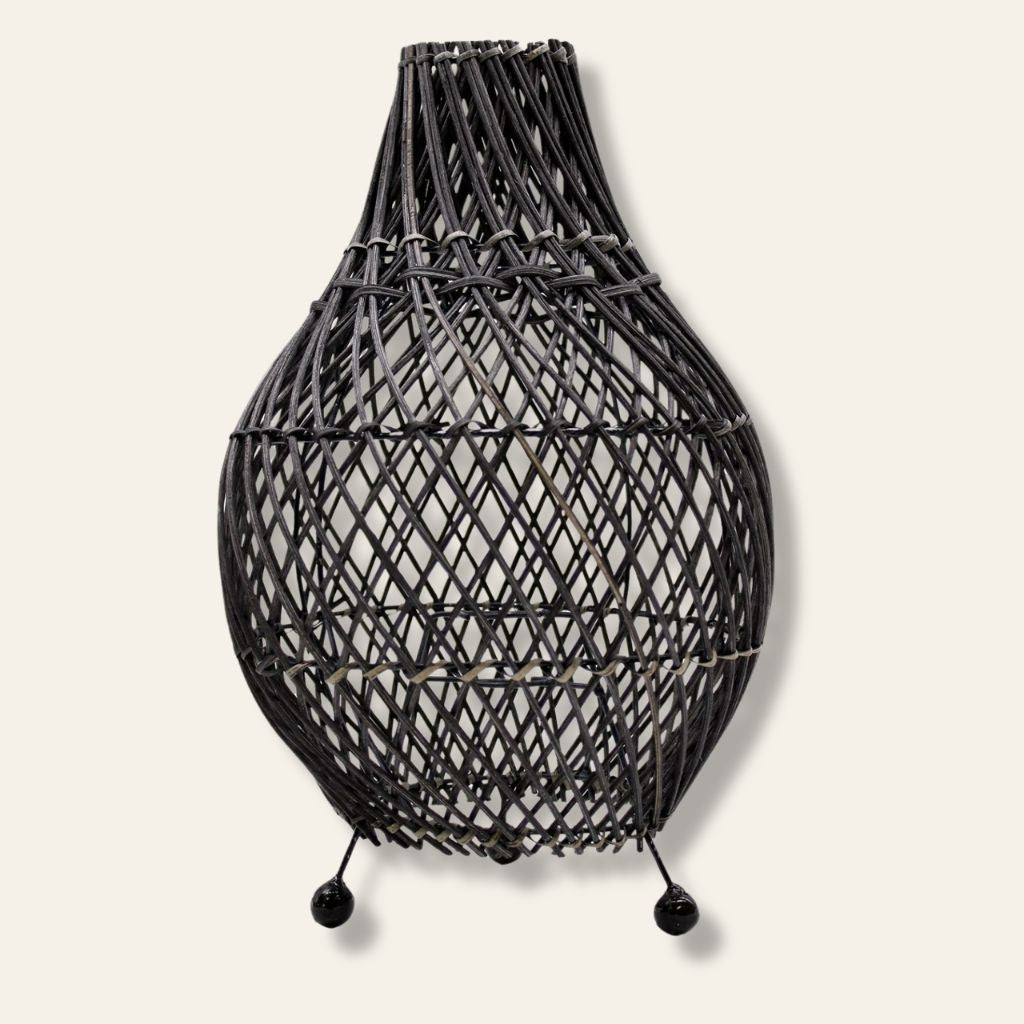 Kalimantan Carbón | Escultura de Luz para la Pausa en Ratán Natural · 39 cm