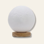 Luna | Lampada dal design organico con rilievo sferico lunare · 17 cm