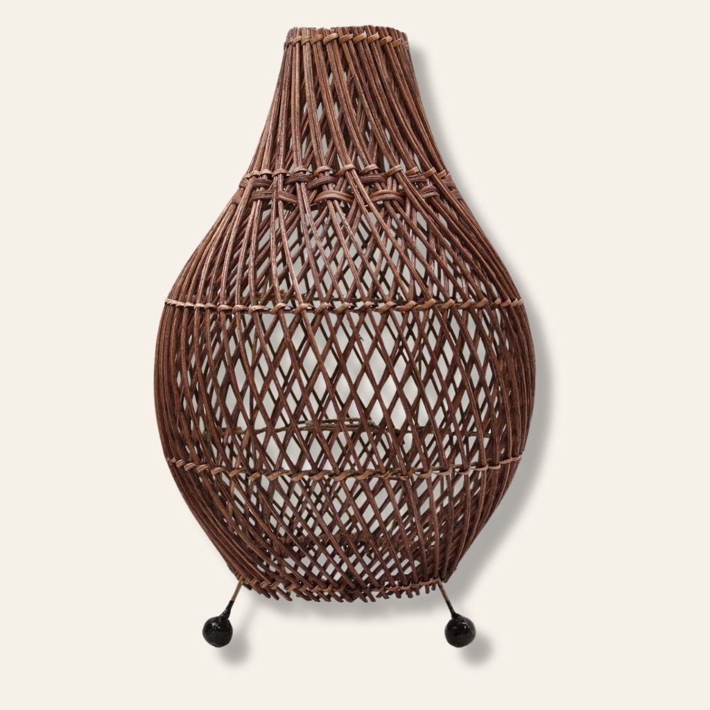 Kalimantan Tierra | Escultura de Luz para la Pausa en Ratán Natural · 39 cm