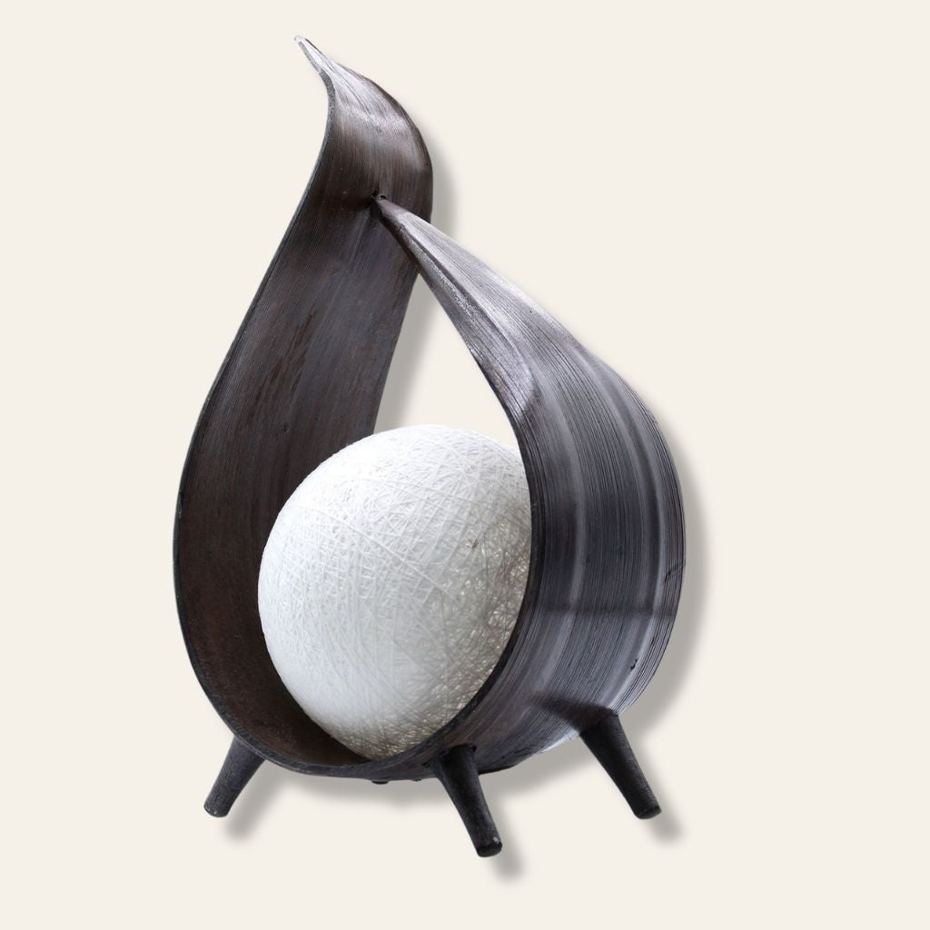 Coconut Eclipse · Lámpara de Mesa en Hoja de Coco Natural
