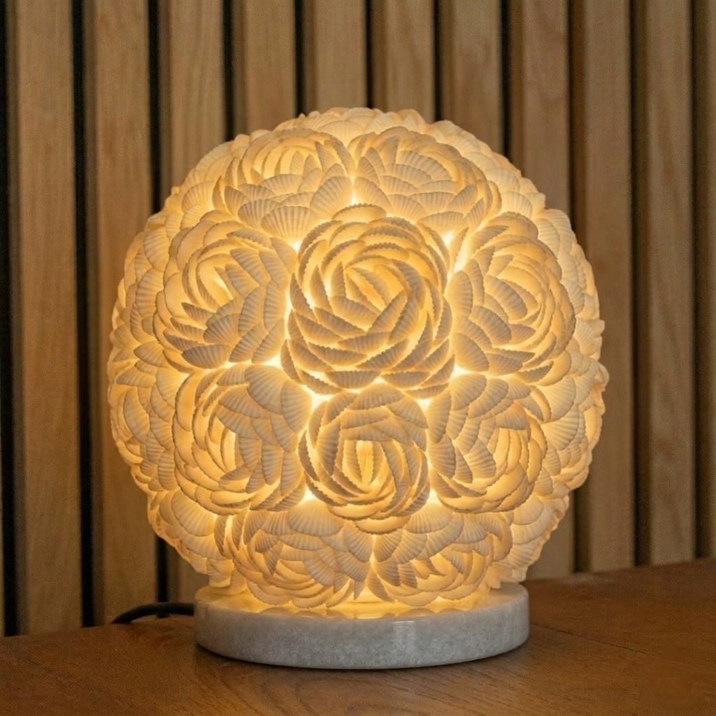 Dewi Mawar Orbe |  Lámpara de Conchas Marinas · 15 cm