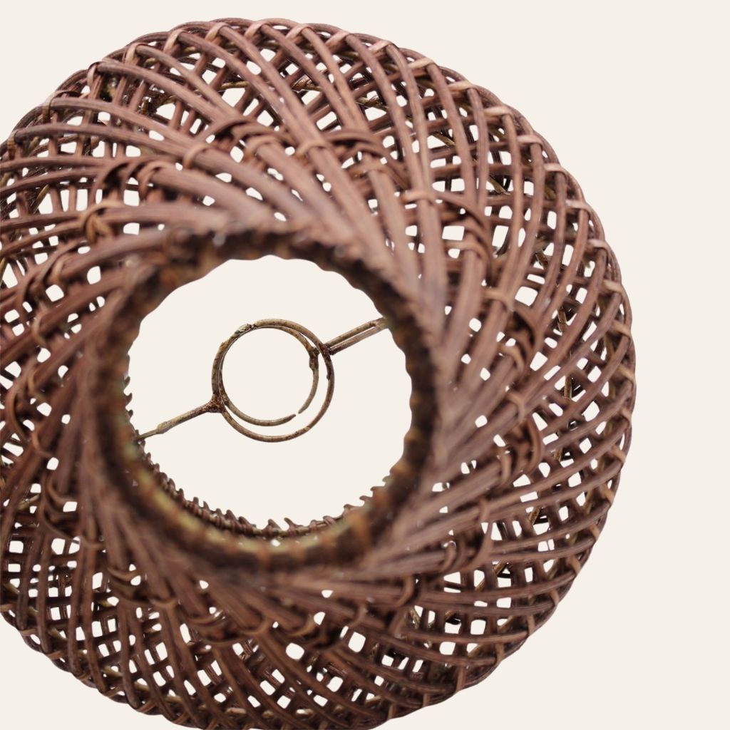 Kalimantan Tierra | Escultura de Luz para la Pausa en Ratán Natural · 39 cm