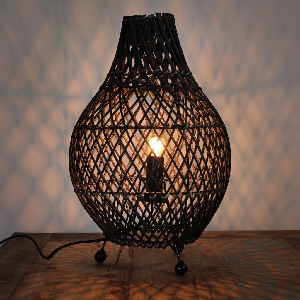 Kalimantan Carbón | Escultura de Luz para la Pausa en Ratán Natural · 39 cm
