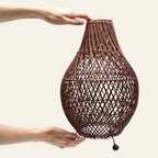 Kalimantan Tierra | Escultura de Luz para la Pausa en Ratán Natural · 39 cm