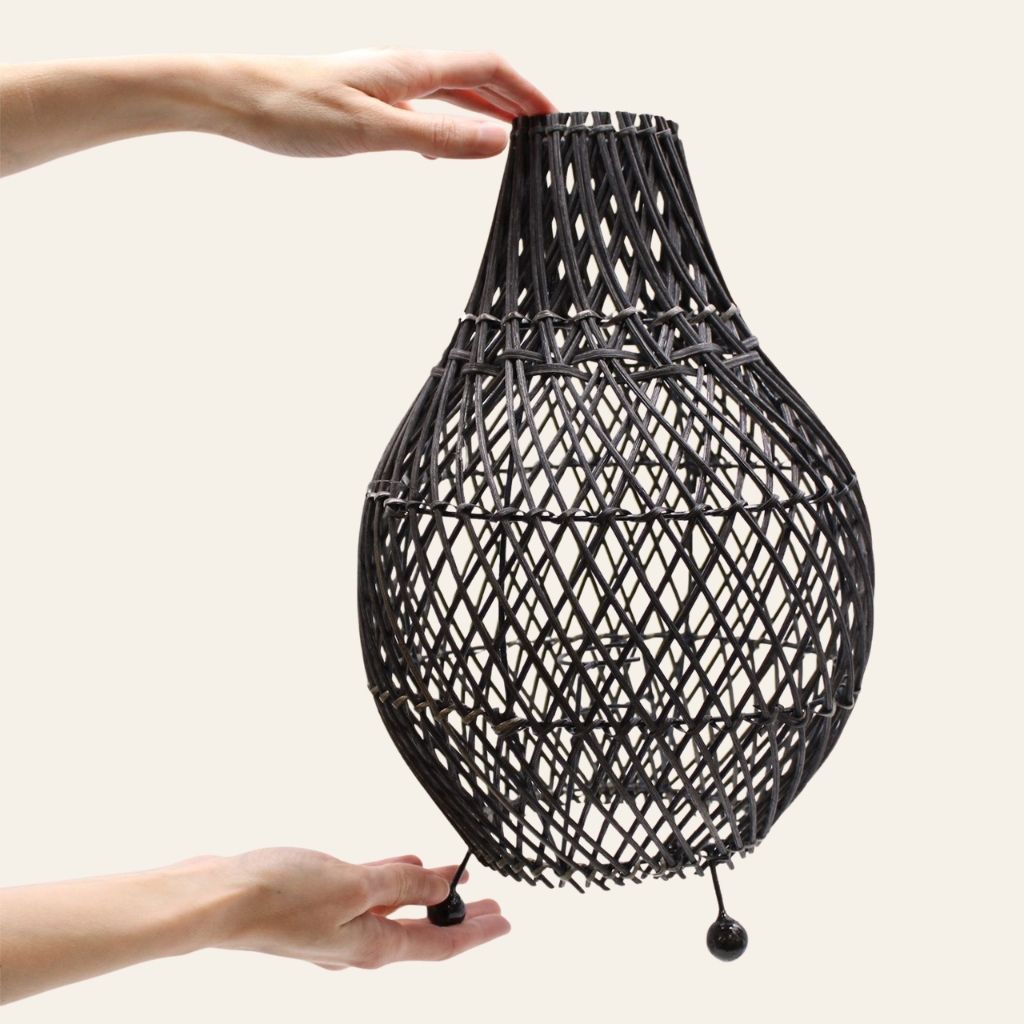 Kalimantan Carbón | Escultura de Luz para la Pausa en Ratán Natural · 39 cm