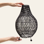 Kalimantan Carbón | Escultura de Luz para la Pausa en Ratán Natural · 39 cm