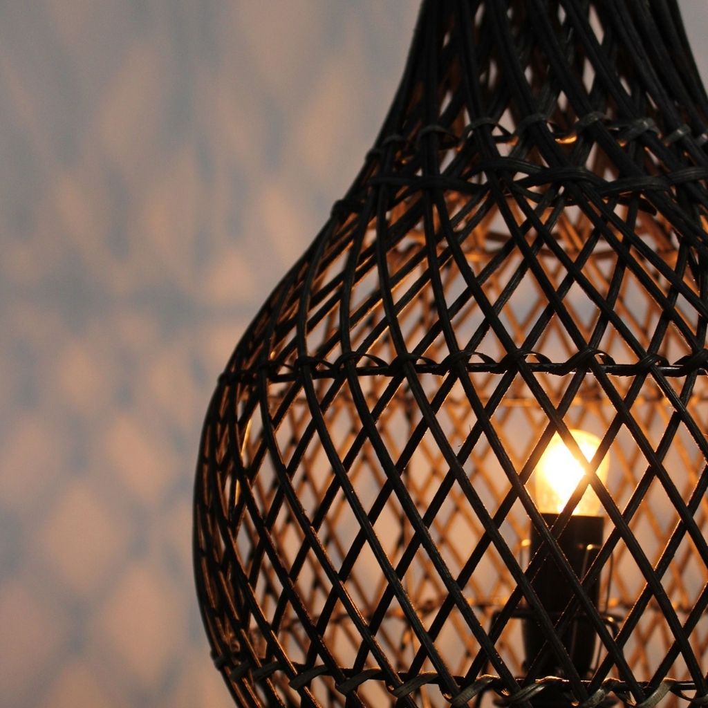 Kalimantan Carbón | Escultura de Luz para la Pausa en Ratán Natural · 39 cm